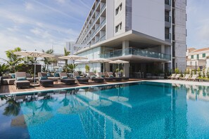Indoor pool, outdoor pool, pool umbrellas, sun loungers - Hotel Marina Atlântico (Ponta Delgada)