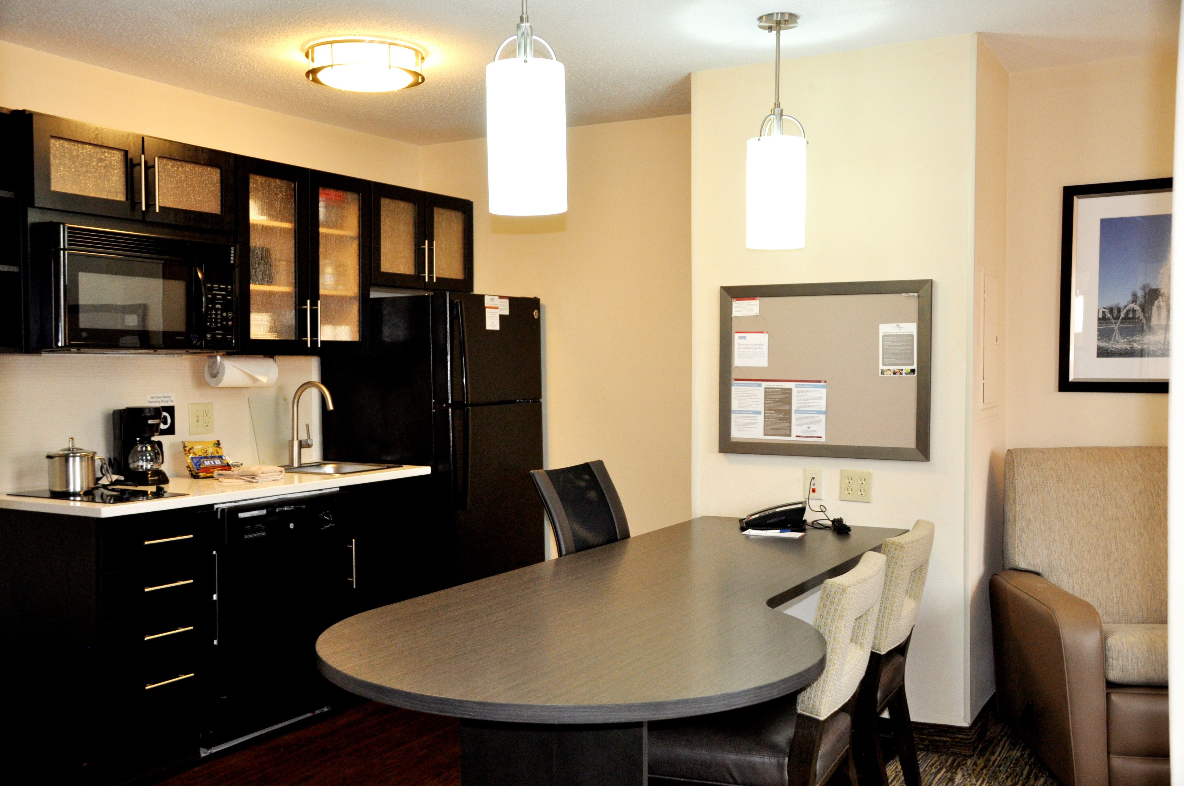 suite, 1 queen bed, non smoking | private kitchen | fridge, microwave, stovetop, coffee/tea maker