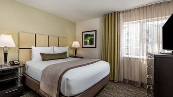 Suite, 1 camera da letto (Full Kitchen) | 1 camera, una scrivania, postazione laptop, tende oscuranti