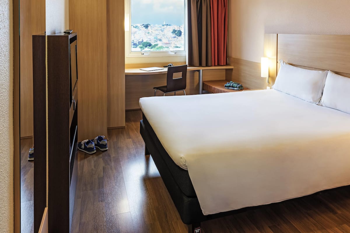 Minibar, escritorio, cortinas blackout y sistema de insonorización