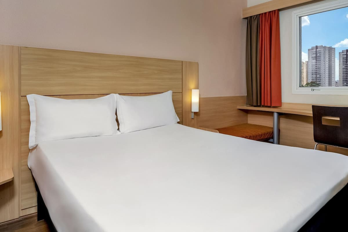 Bar mini, meja, langsir/tirai gelap terus, kalis bunyi