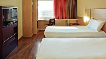 Twin Room, 2 Twin Beds | Minibar, desk, blackout drapes, soundproofing