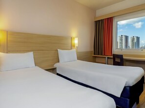 Minibar, escritorio, cortinas blackout y sistema de insonorización 