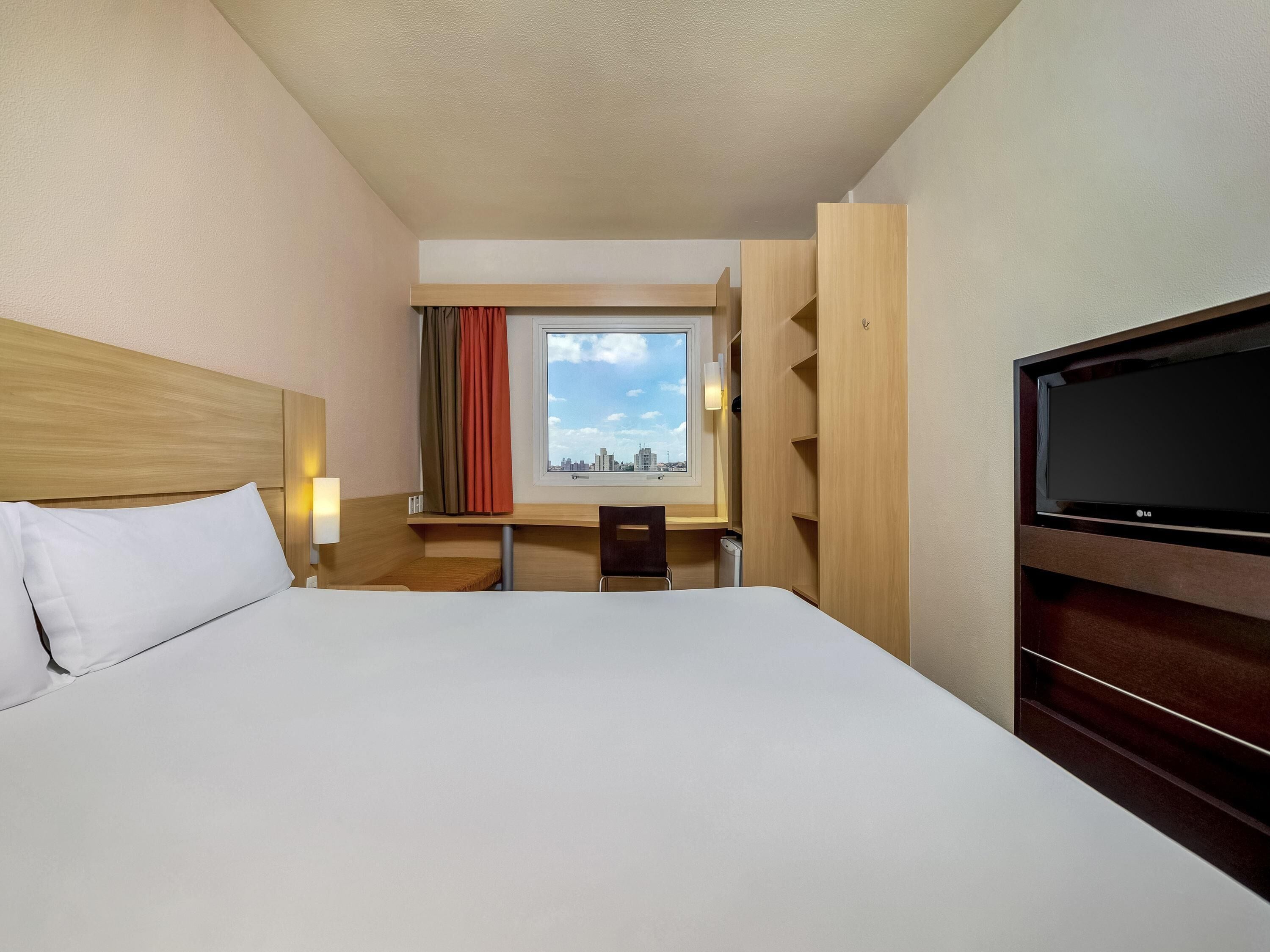 Minibar, escritorio, cortinas blackout y sistema de insonorización 