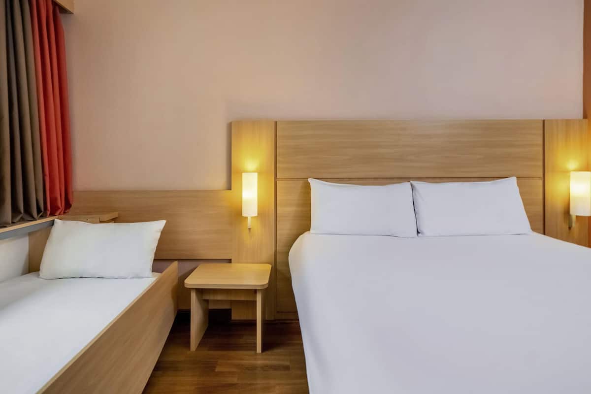 Minibar, escritorio, cortinas blackout y sistema de insonorización