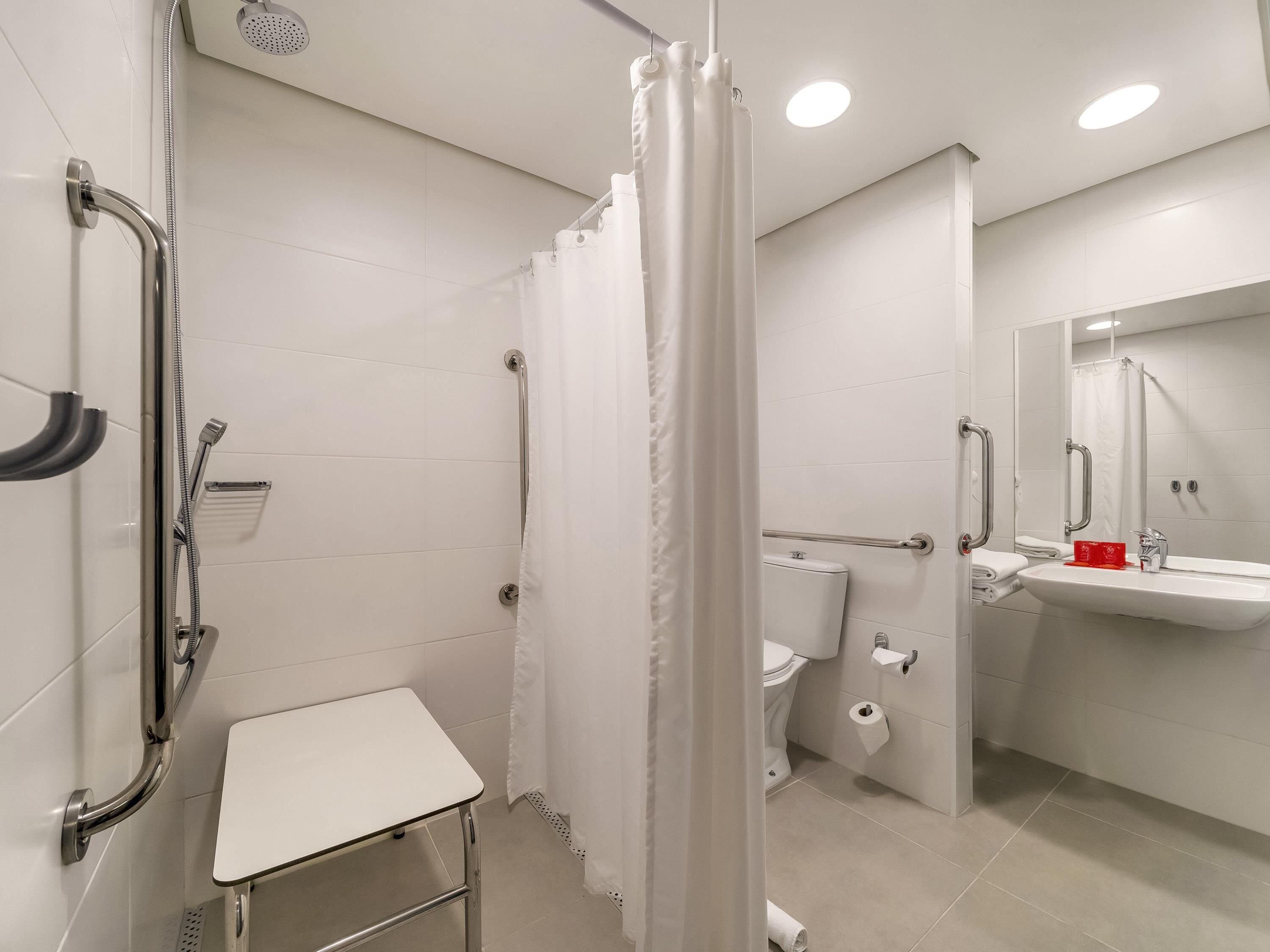 Standaard kamer, 1 tweepersoonsbed, toegankelijk voor mindervaliden (Accessible) | Een minibar, een bureau, verduisterende gordijnen, geluiddichte muren