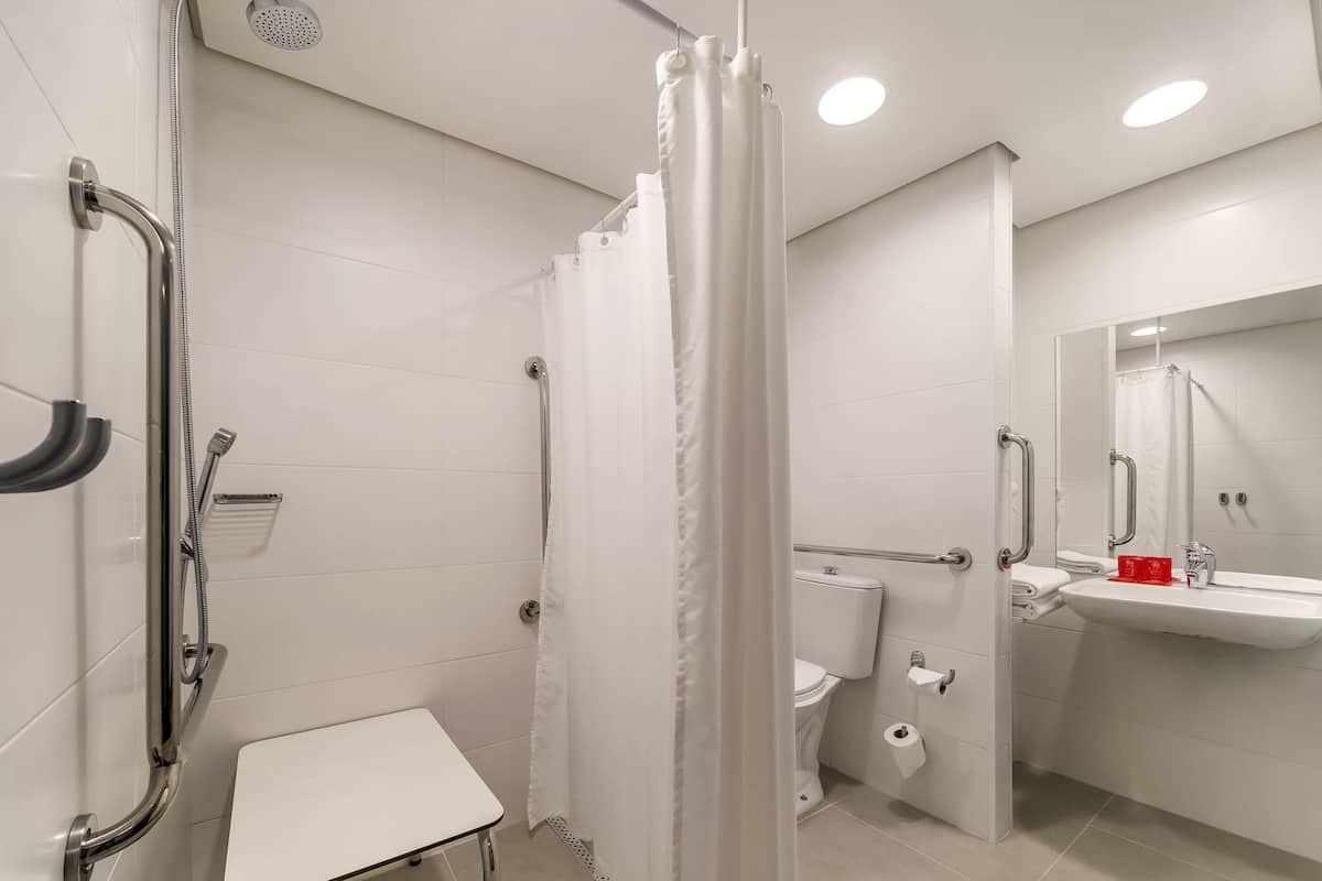 Chambre Standard, 1 lit double, accessible aux personnes à mobilité réduite (Accessible) | Minibar, bureau, rideaux occultants, chambres insonorisées