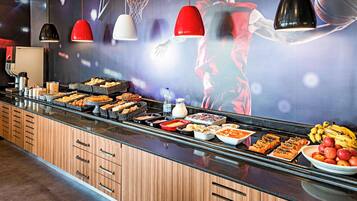 Daily full breakfast (BRL 53 per person)