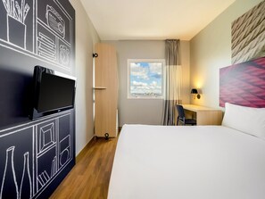 Habitación estándar, 1 cama matrimonial, con acceso para personas discapacitadas (Accessible) | Minibar, escritorio, cortinas blackout y insonorización 