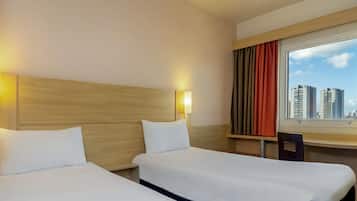 Minibar, escritorio, cortinas blackout y sistema de insonorización