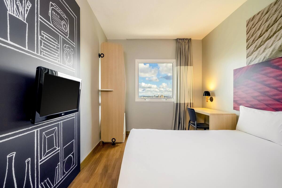 Habitación estándar, 1 cama doble, accesible para personas con discapacidad (Accessible) | Minibar, escritorio, cortinas opacas y sistema de insonorización
