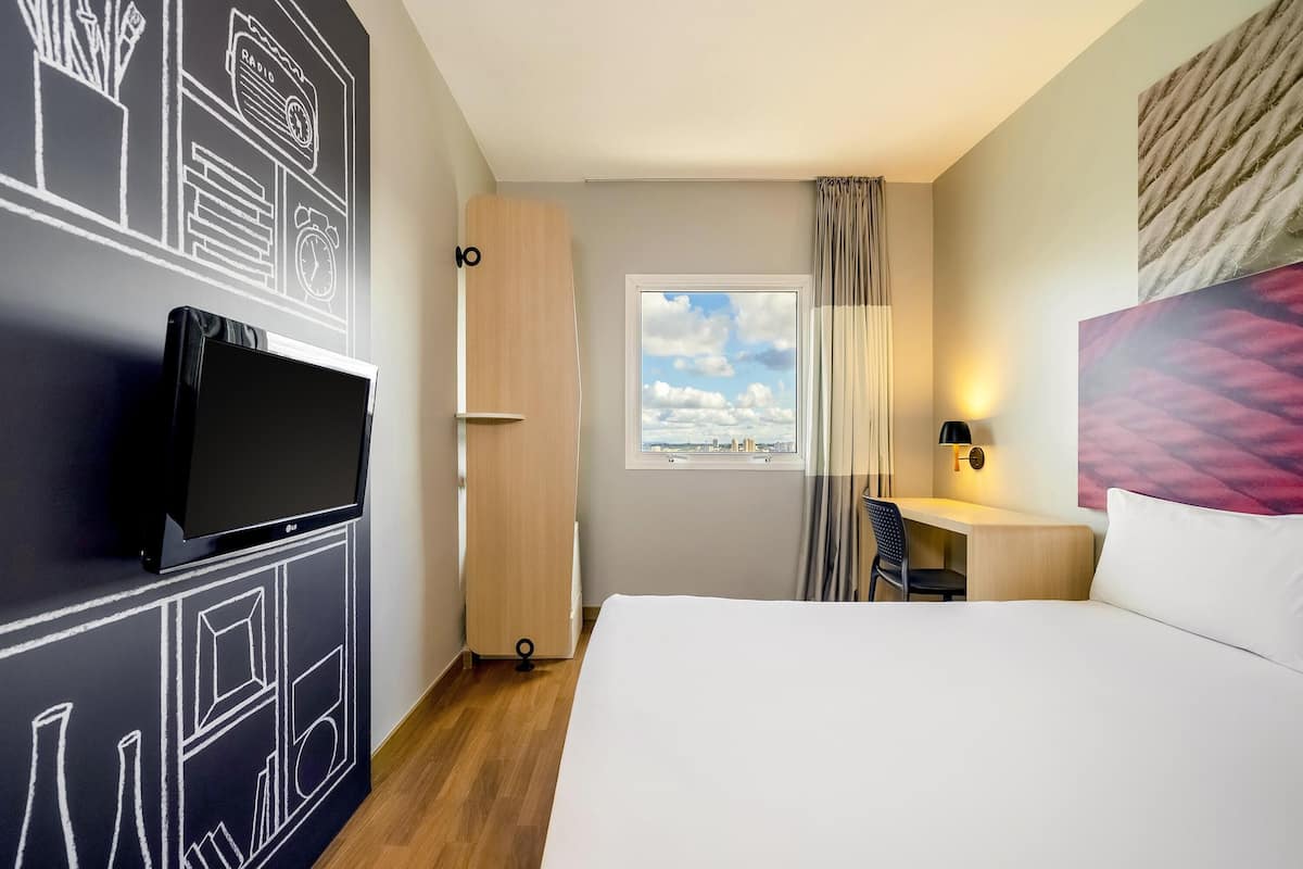 Standard Room, 1 Katil Kelamin (Double), Accessible (Accessible) | Bar mini, meja, langsir/tirai gelap terus, kalis bunyi