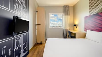 Standaard kamer, 1 tweepersoonsbed, toegankelijk voor mindervaliden (Accessible) | Een minibar, een bureau, verduisterende gordijnen, geluiddichte muren