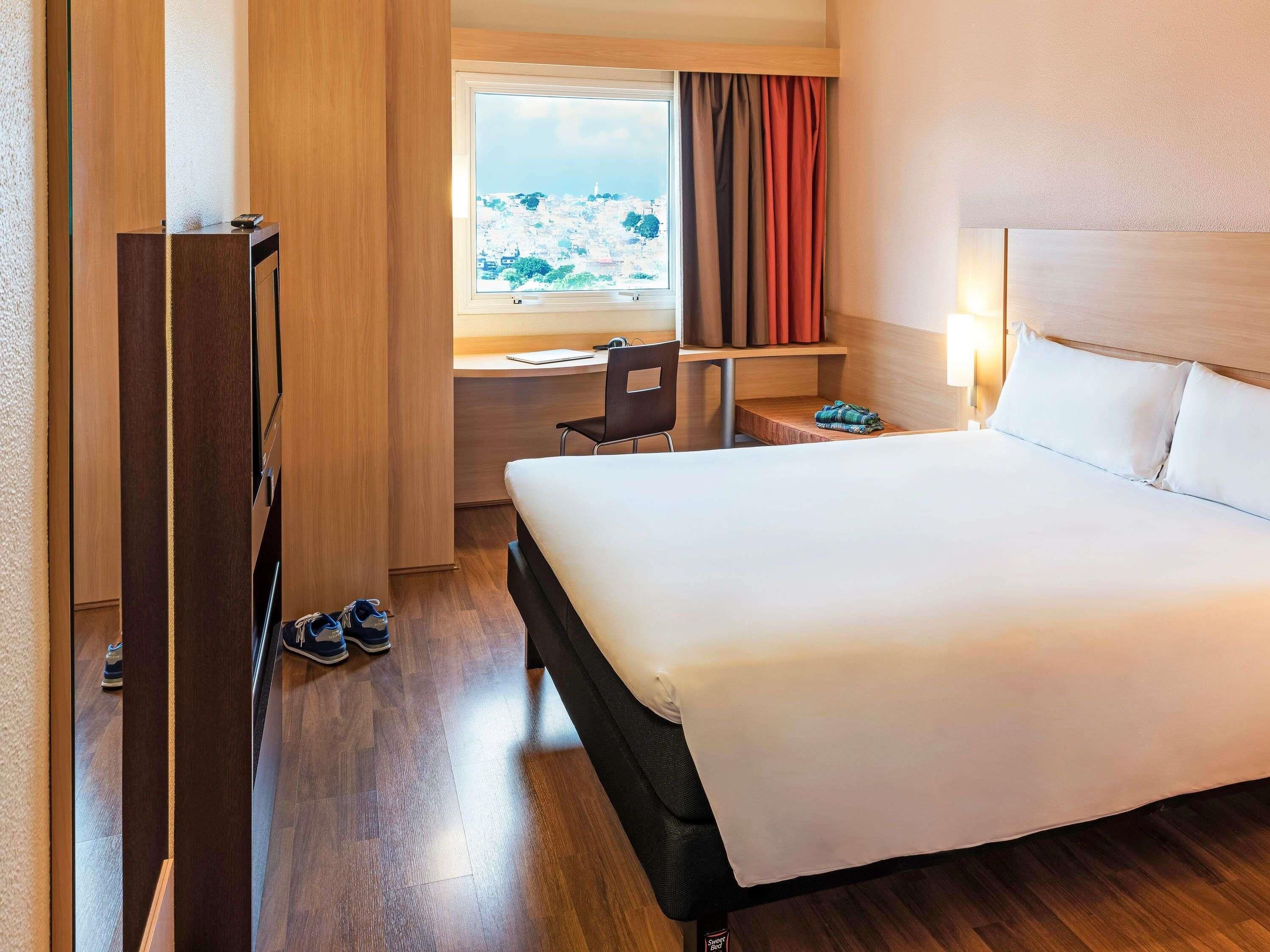 Minibar, bàn, màn/rèm cản sáng, phòng cách âm 