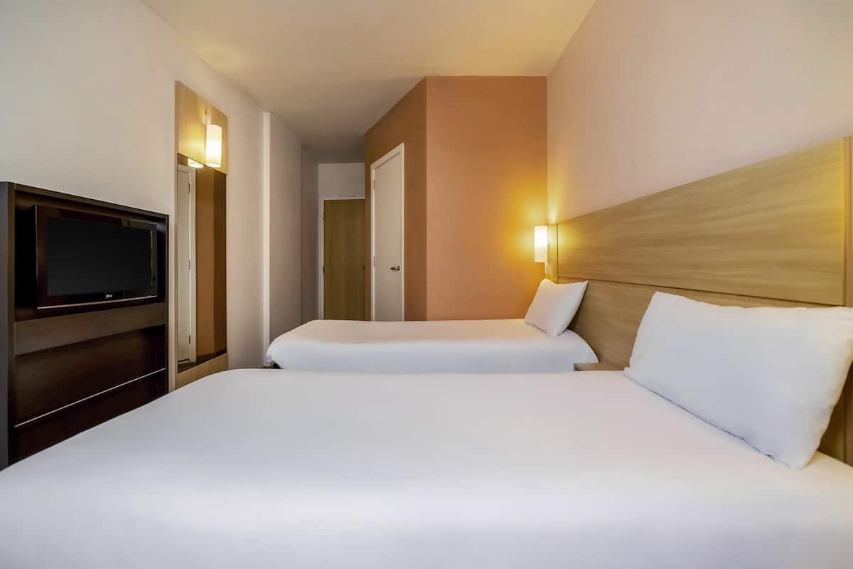 Chambre avec lits jumeaux, 2 lits une place | Minibar, bureau, rideaux occultants, chambres insonorisées