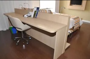 Minibar, una cassaforte in camera, una scrivania, tende oscuranti