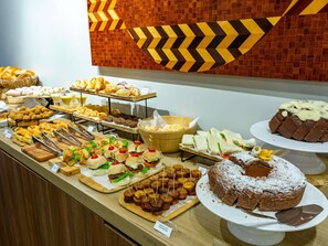 Daily buffet breakfast (BRL 70 per person)
