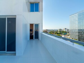 Minibar, caja de seguridad en la habitación y escritorio 