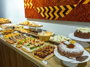 Daily buffet breakfast (BRL 70 per person)