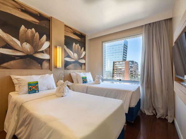 Minibar, caja de seguridad en la habitación y escritorio 