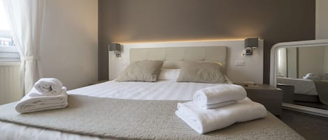 Habitación doble estándar | Escritorio, cortinas blackout, wifi gratis y ropa de cama