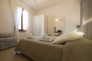 Dreibettzimmer | Schreibtisch, Verdunkelungsvorhänge, kostenloses WLAN, Bettwäsche