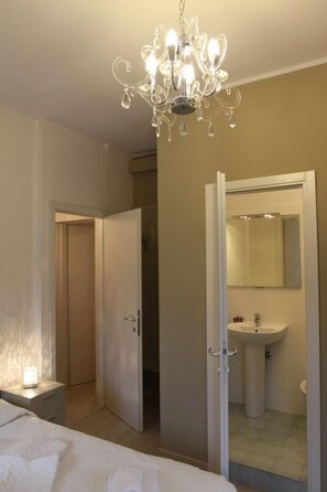 Chambre Double Économique | Salle de bain | Douche, articles de toilette gratuits, sèche-cheveux