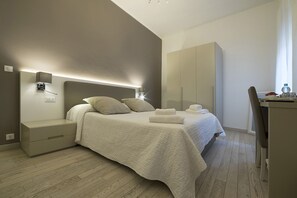Superior Double Room | Desk, blackout drapes, free WiFi, bed sheets - Al Portico Guest House Venezia (Venice)
