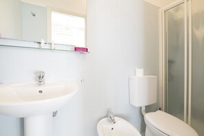 Standard-Doppelzimmer | Badezimmer | Dusche, kostenlose Toilettenartikel, Haartrockner, Handtücher