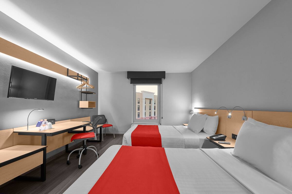 ห้องพัก, เตียงใหญ่ 2 เตียง | โต๊ะทำงาน, เตารีด/โต๊ะรีดผ้า, Wi-Fi ฟรี, ผ้าปูที่นอน
