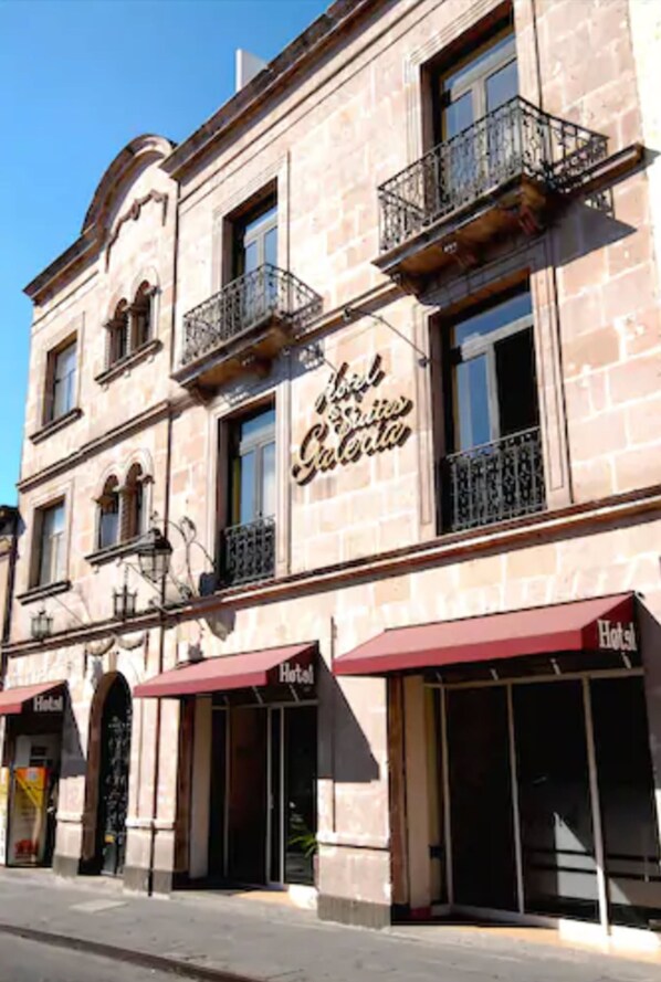 Front of property - Hotel And Suites Galeria (Morelia)