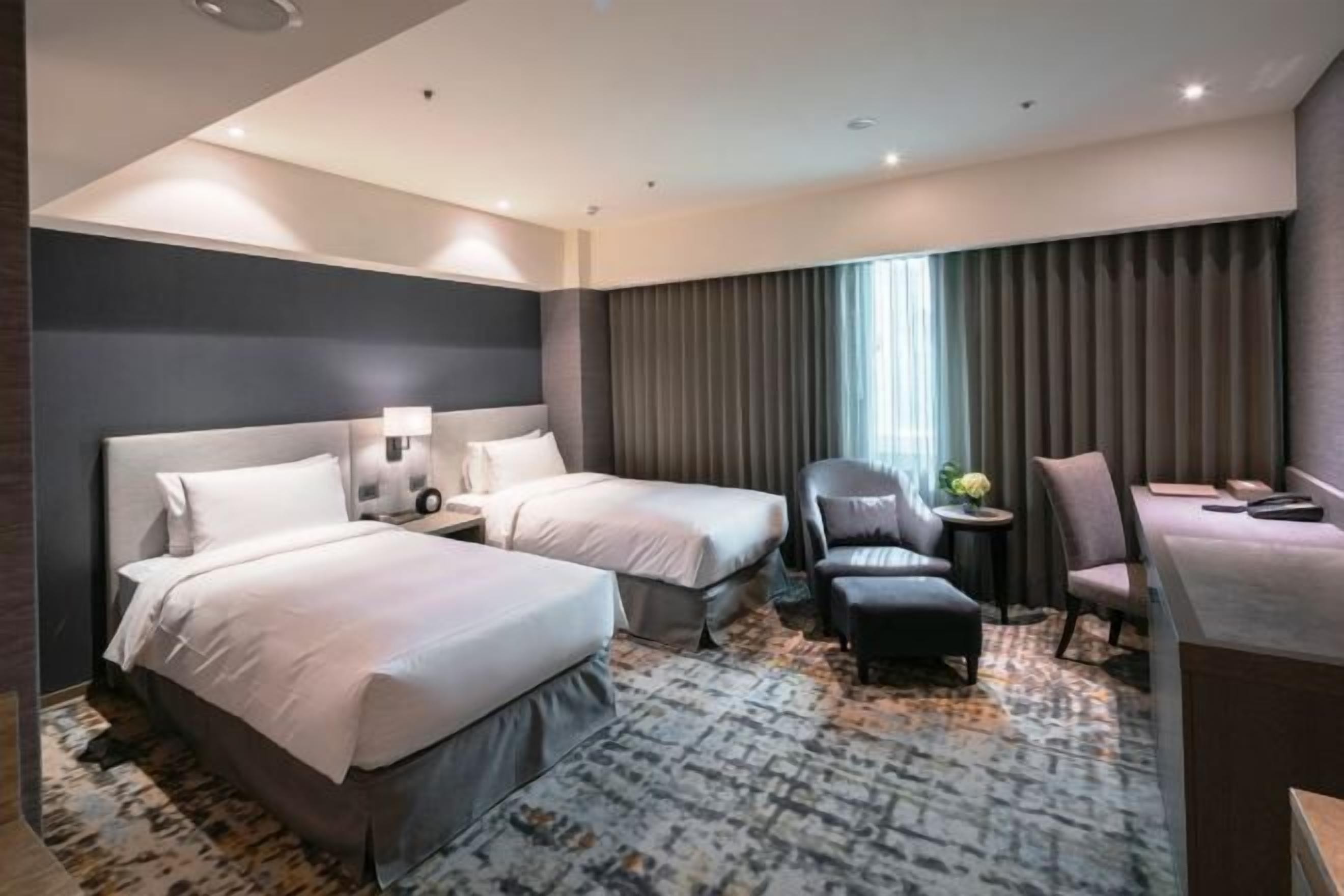 객실 내 금고, 책상, 암막 커튼, 방음 설비