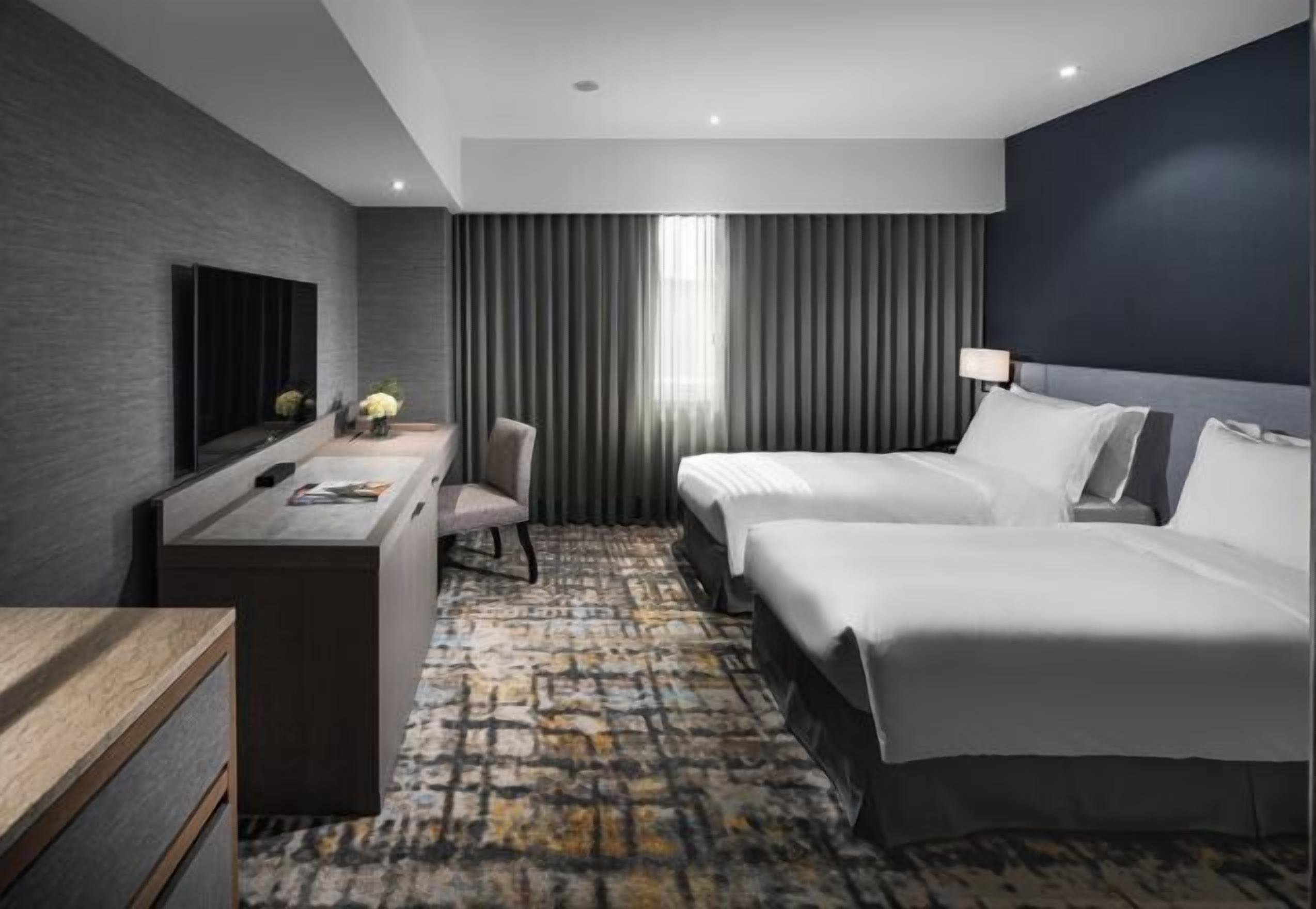 객실 내 금고, 책상, 암막 커튼, 방음 설비