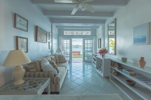 Villa Deluxe, 1 très grand lit, vue sur l’océan, en coin | Aire de séjour | Téléviseur de 32 po avec télévision par câble
