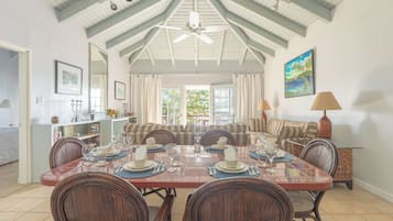 Signature-Villa, 3 Schlafzimmer, Meerblick, Strandnähe | Wohnbereich