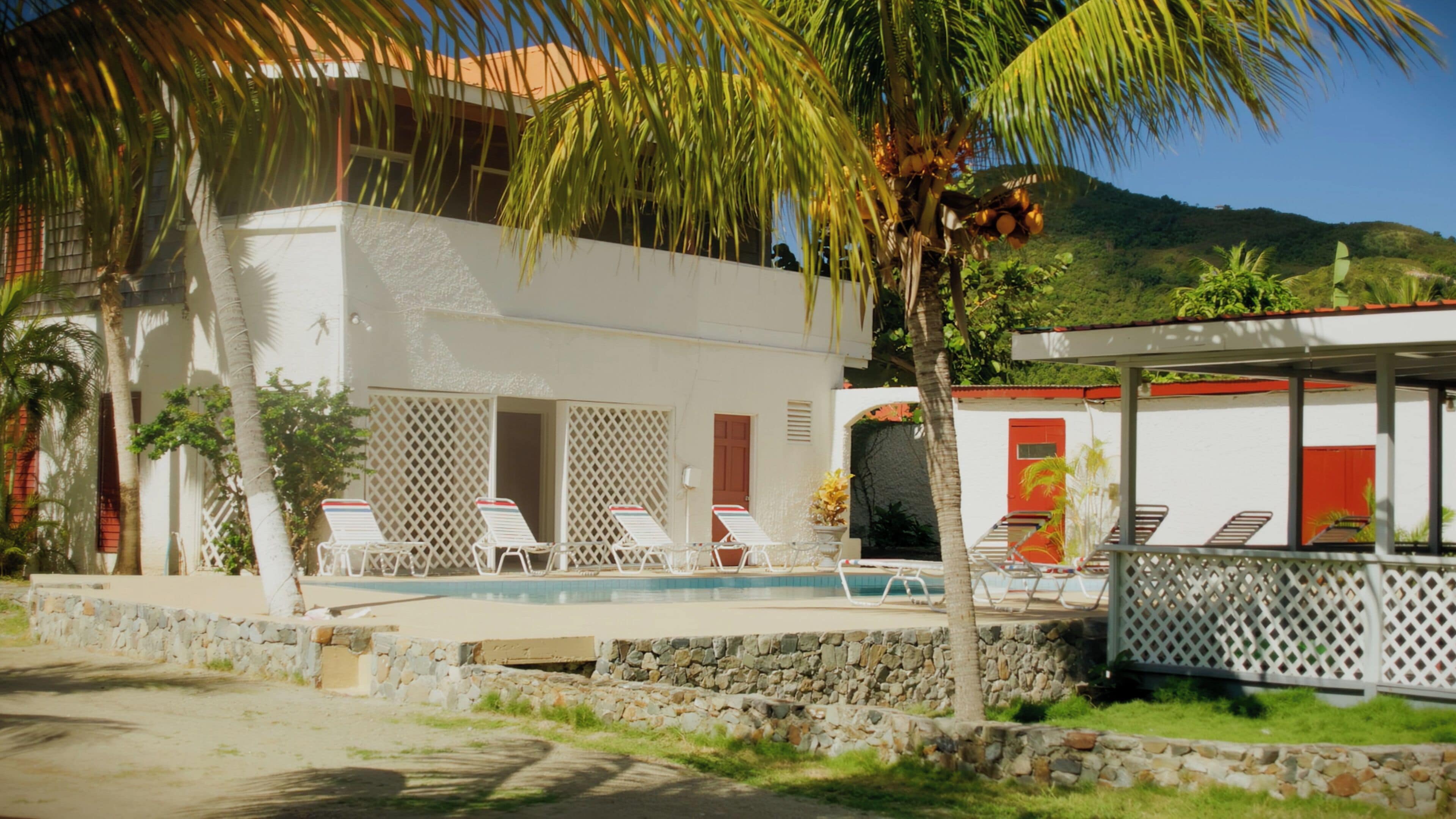 Piscina externa, espreguiçadeiras