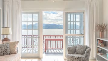 Signature-Villa, 2 Schlafzimmer, Terrasse, Meerseite | Strand-/Meerblick