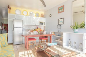 Villa Signature, 1 très grand lit, cuisine, en face de la plage | Cuisine privée | Réfrigérateur, four à micro-ondes, un four, surface de cuisson