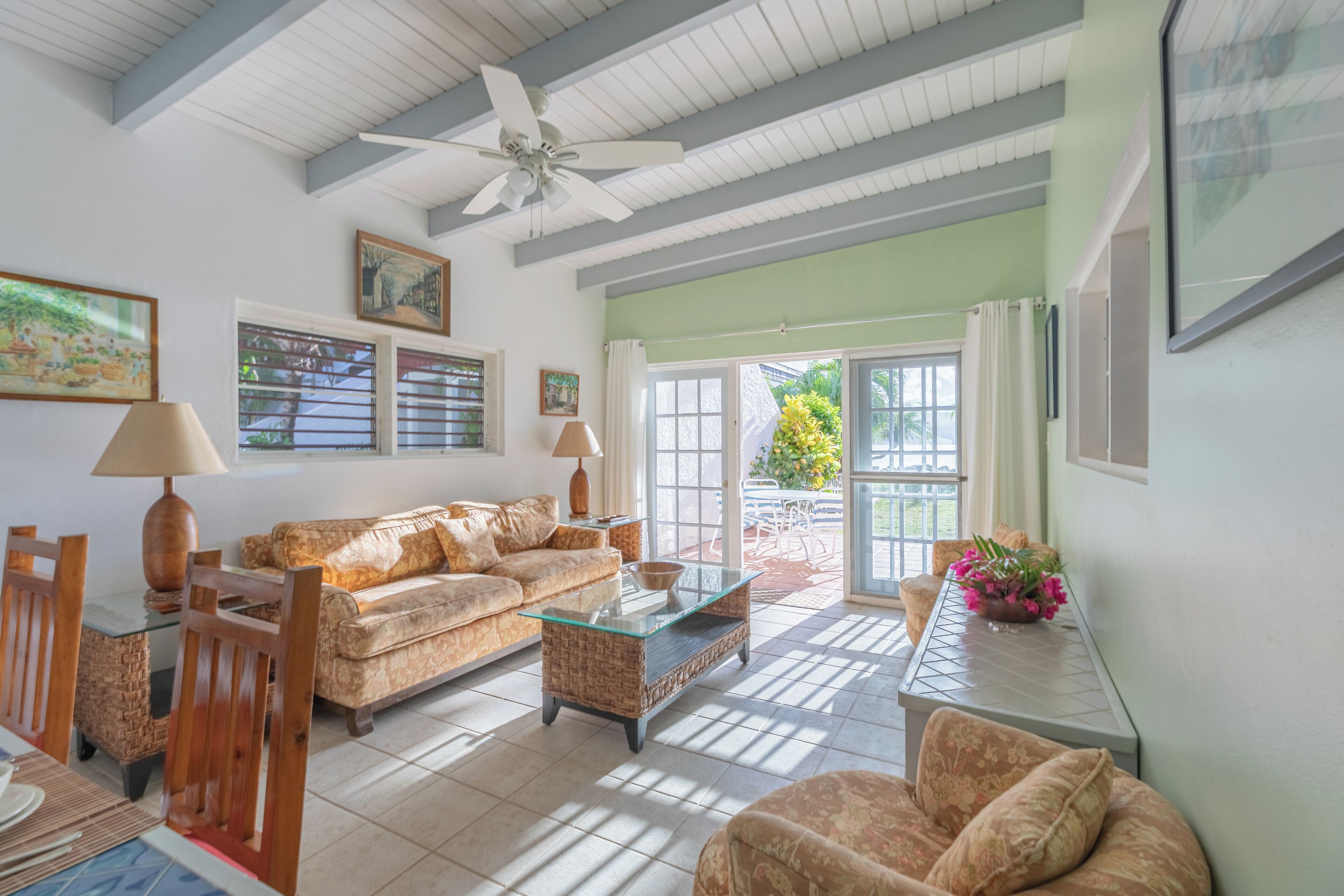 Deluxe Villa, 2 Bedrooms, Ocean View, Beachfront | Living area