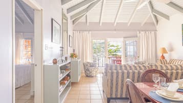 Signature villa, 3 slaapkamers, uitzicht op zee, aan het strand | Woonruimte | Een 32-inch televisie met kabelzenders