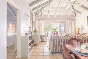 Villa – signature, 3 soverom, havutsikt, ved strandkanten | Oppholdsområde | En 32-tommers TV med kabel-kanaler