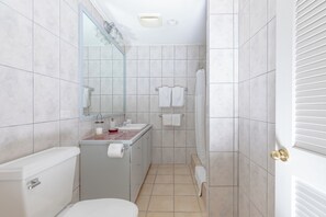 Villa – signature, 3 soverom, havutsikt, ved strandkanten | Bad | Dusj, toalettartikler (inkludert), hårføner og håndklær