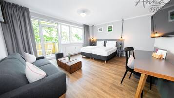 Hochwertige Bettwaren, Zimmersafe, Schreibtisch, Verdunkelungsvorhänge