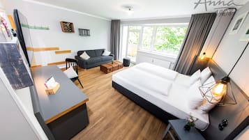 Hochwertige Bettwaren, Zimmersafe, Schreibtisch, Verdunkelungsvorhänge