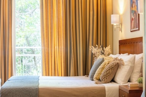 Standard Triple Room | Hypo-allergenic bedding, in-room safe, desk, soundproofing - Marina Hotel Athens (Athens)