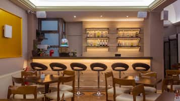 Sert le petit déjeuner, le déjeuner et le dßner