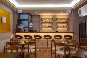 Serveert ontbijt, lunch en diner