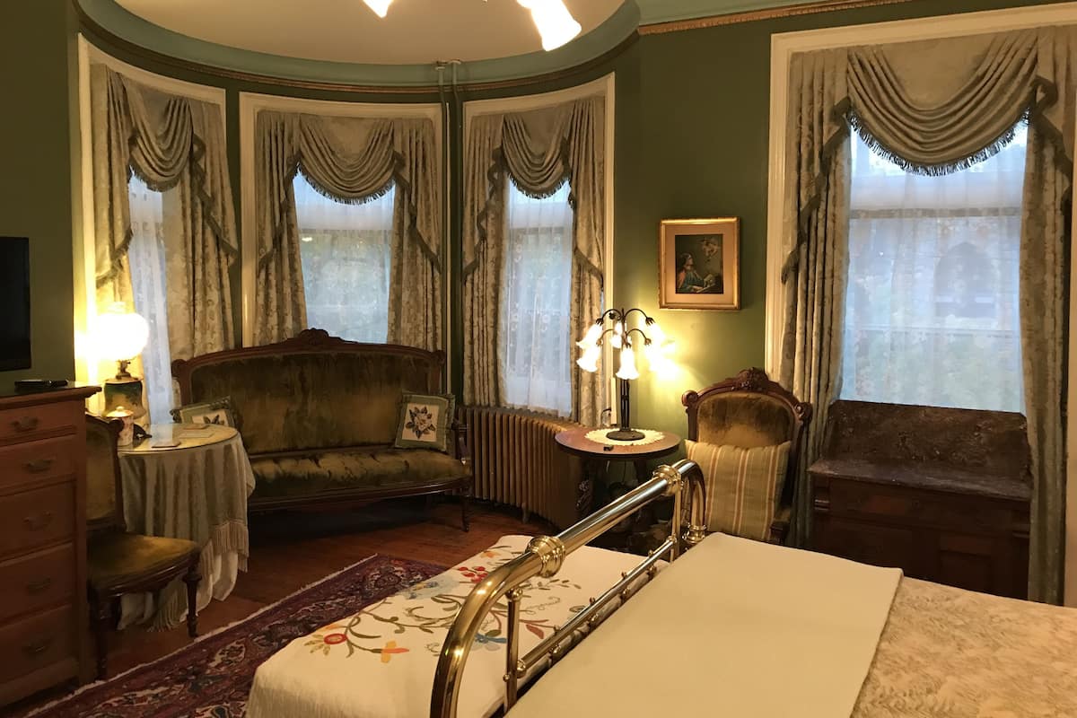 Deluxe Room, 1 Queen Bed | Premium bedding, soundproofing, iron/ironing board, rollaway beds