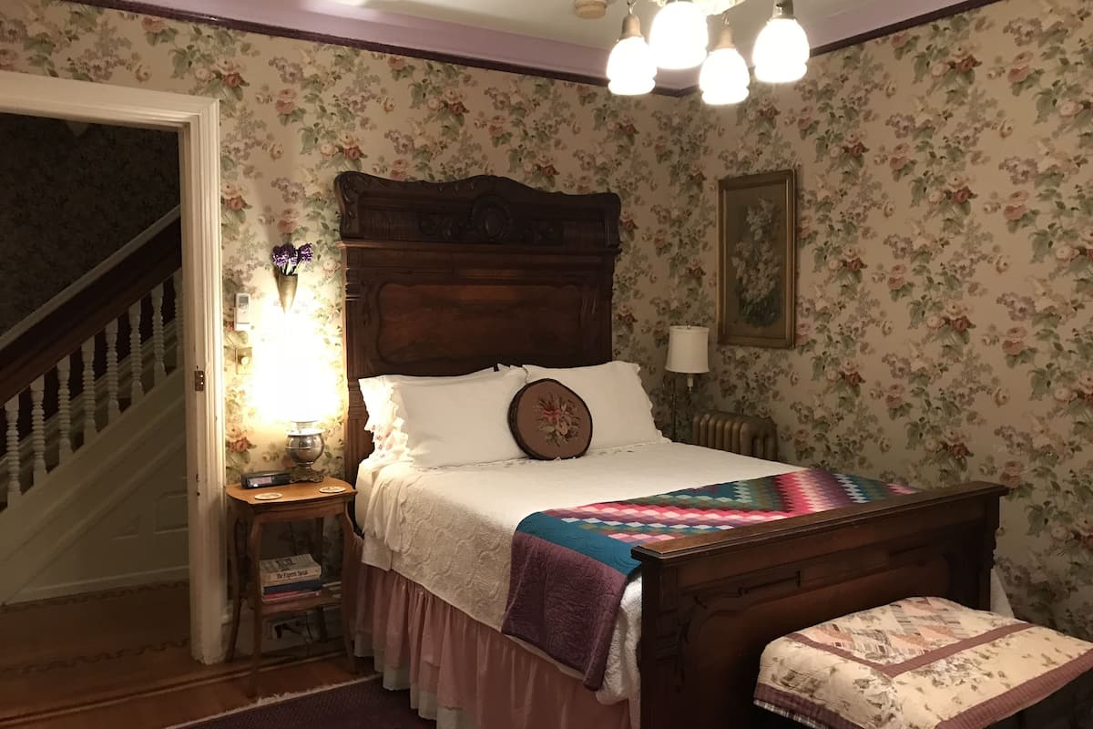 Standard Room, 1 Queen Bed, Garden View | Premium bedding, soundproofing, iron/ironing board, rollaway beds