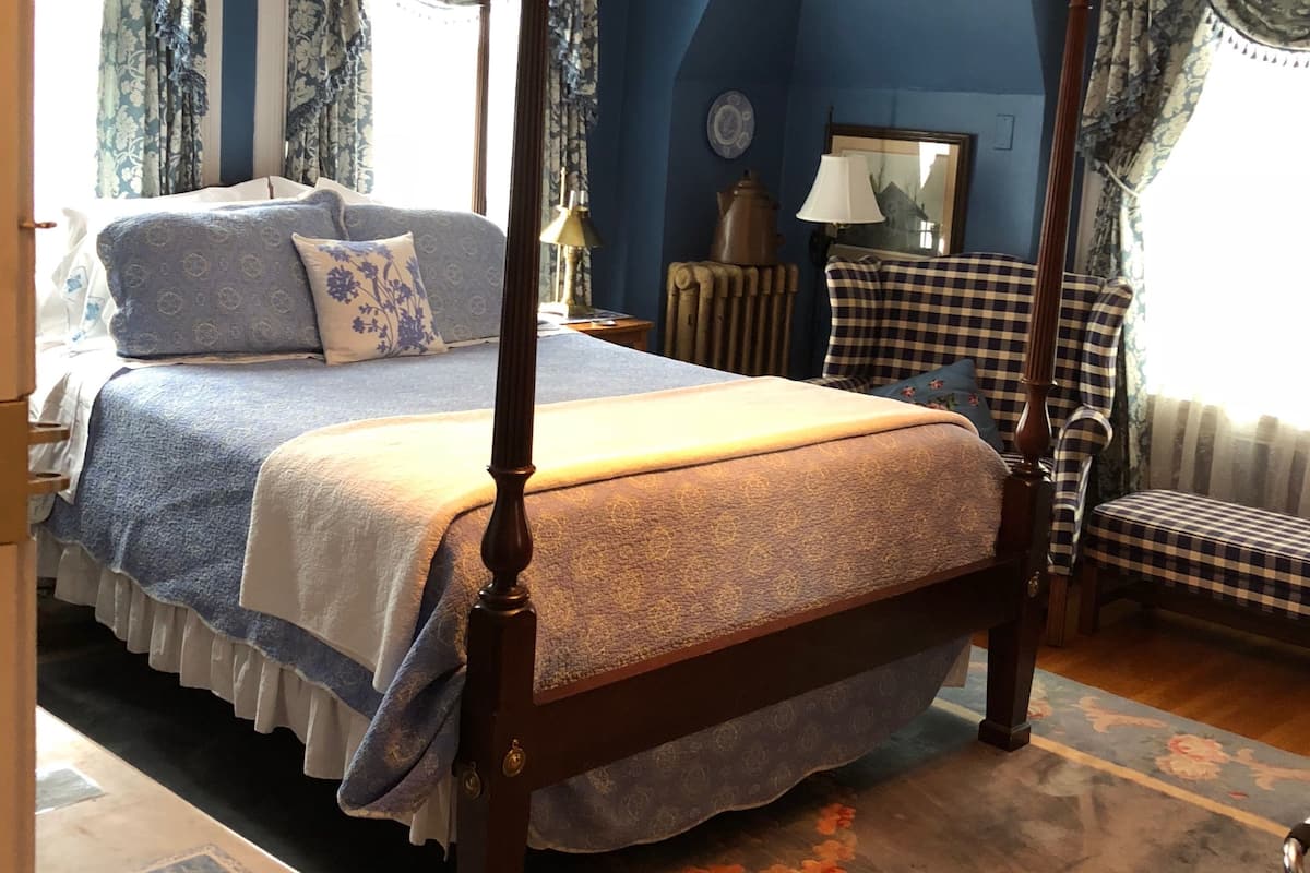 Standard Room, 1 Queen Bed | Premium bedding, soundproofing, iron/ironing board, rollaway beds